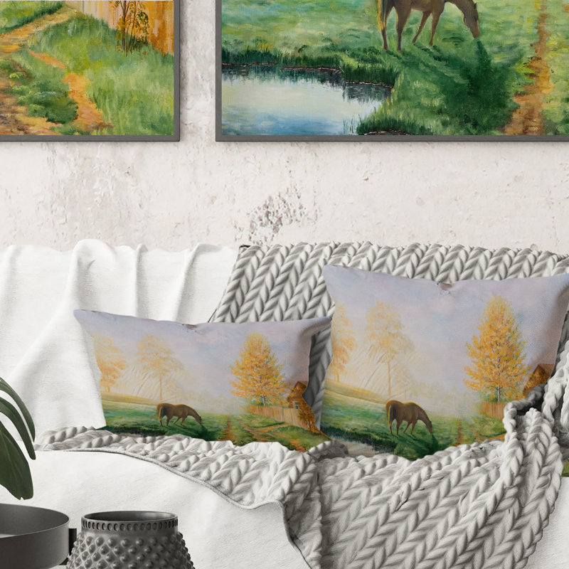 Coussin dans un paysage champêtre - Grazing Horse, 16 po x 16 po