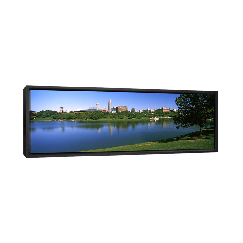 «Buildings at the Waterfront Omaha, Nebraska», reproduction sur toile tendue, H 9 po x l 12 po x P 36 po