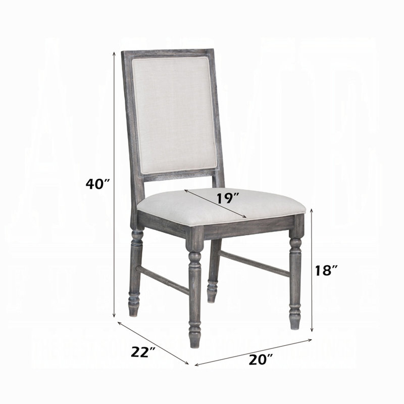Deux chaises d'appoint classiques, fini gris, revêtement en lin crème, structure en bois avec pieds tournés, dossier et siège rembourrés, pour une esthétique raffinée dans la salle à manger.