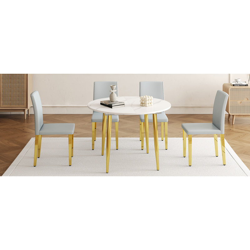 Ensemble de table et de chaises. Table de salle à manger extensible en panneau de fibres à densité moyenne. Combinée à 4 chaises de salle à manger en polyuréthane gris clair. La table coulissante est idéale pour un large éventail de familles et convient à des rassemblements de différentes tailles.