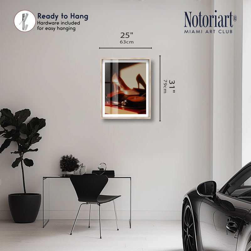 Décoration murale Disco Shoe I Shadowbox Print Glam par Notoriart, cadre en chêne naturel, 24 x 30, H 31 po x l 25 po