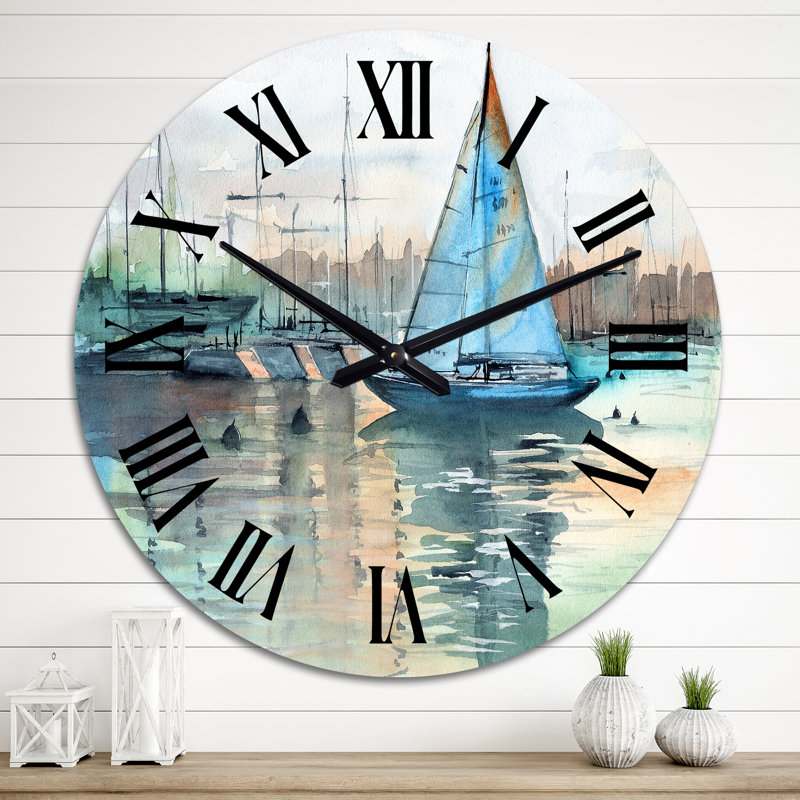 Un voilier dans une marina avec des yuis - Horloge murale nautique et côtière, Moyen