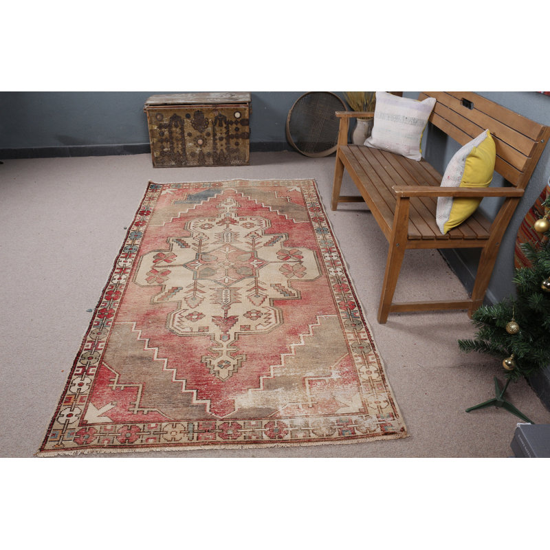 Tapis turc tissé à la main en rouge idéal pour rehausser l'attrait rétro du salon ou de la chambre à coucher