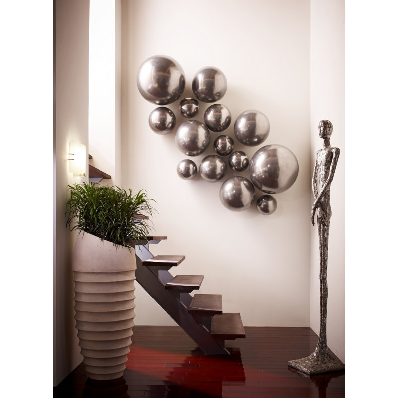 Boule sur le mur, H 17 po x l 17 po x P 17 po