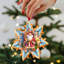 Père Noël avec clochette ornements en bois en forme de flocon de neige par G. Debrekht