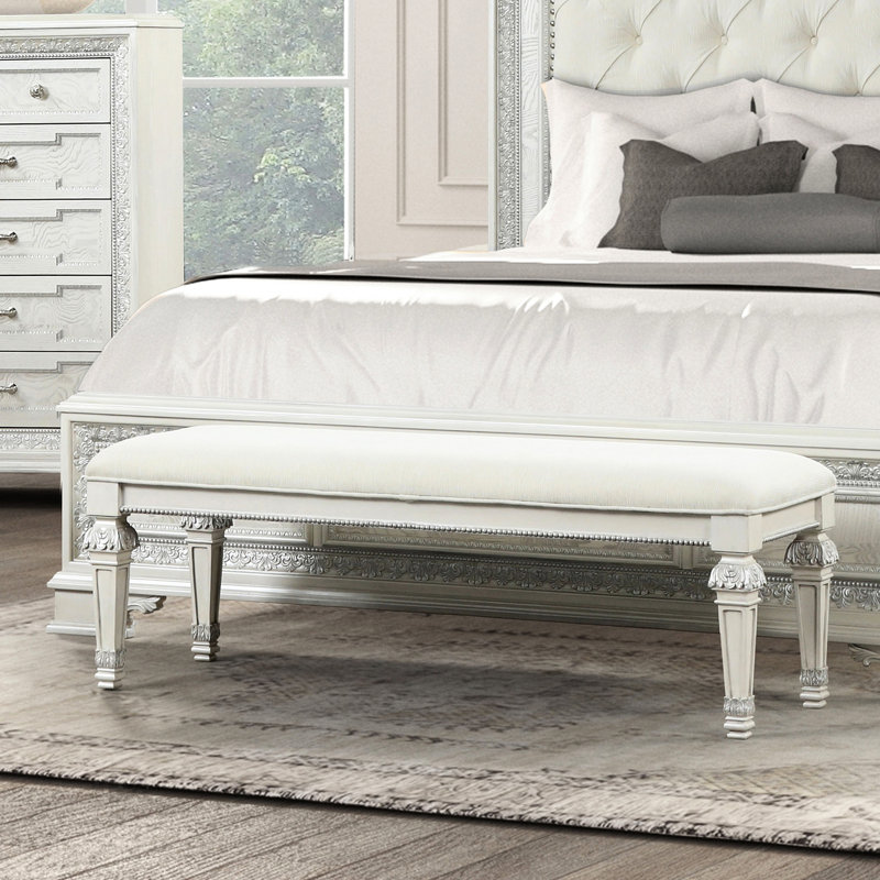 Banc traditionnel blanc crémeux avec accents ornés argent brossé, placage de frêne et tissu, profondeur de 18 pouces pour la configuration de décor de couloir