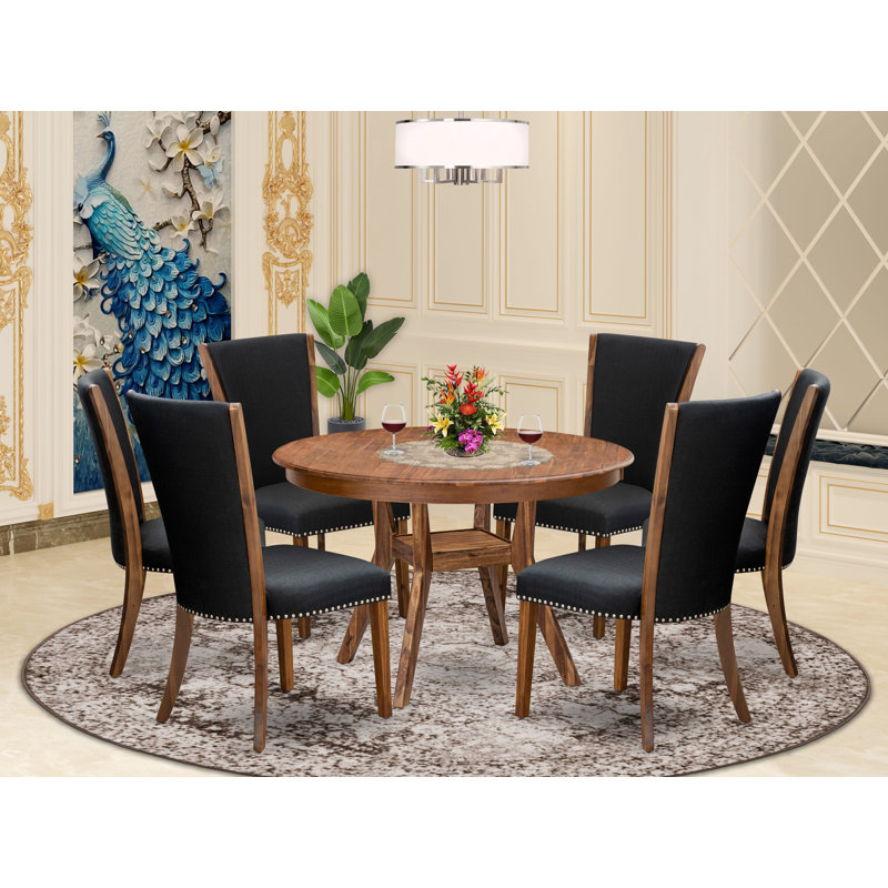 L'ensemble de table de cuisine 7 pièces contient une table ronde de 48 po avec piédestal et 6 chaises rembourrées en tissu de lin noir, noyer antique