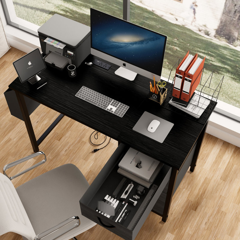 Bureau de 47,3 po en noir avec prises de courant et 3 tiroirs. Grande poche latérale pour les enveloppes. Bureau d'écriture rectangulaire moderne. Base en métal stable, patins réglables. Assemblage facile.