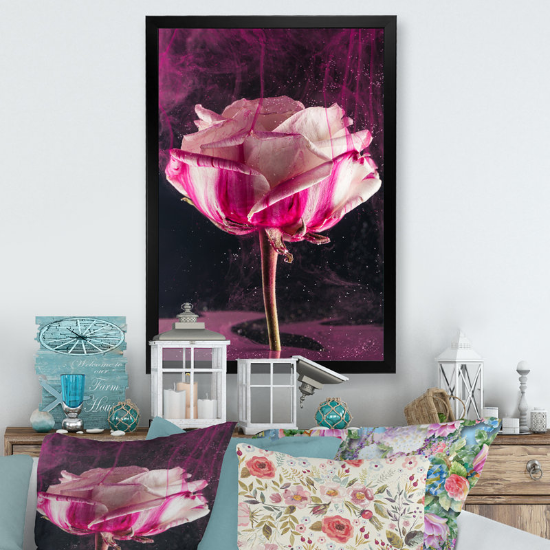 Gros plan d'une rose rétro - décoration murale traditionnelle sur toile, H 32 po x l 16 po x P 1 po, Cadre photo noir