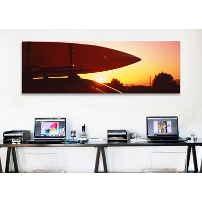Gros plan d'un kayak sur un toit de voiture au coucher du soleil, San Francisco, Californie, États-Unis par Panoramic Images - Toile tendue avec châssis panoramique