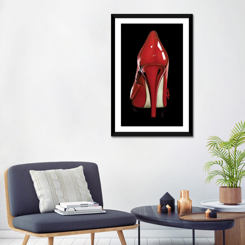 « Red heel » par Drew Darcy, reproduction d’art, H 32 po x l 24 po x P 1 po, Papier encadré noir, Blanc