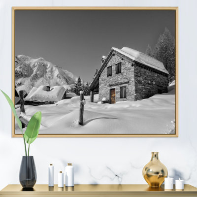 Maison alpine sur une montagne enneigée - photographie sur toile