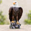 Statue de jardin représentant un aigle à tête blanche debout