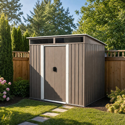 Abri à outils en métal de 1,83 m x 1,52 m avec toit en pente, panneaux supérieurs transparents et double porte coulissante.