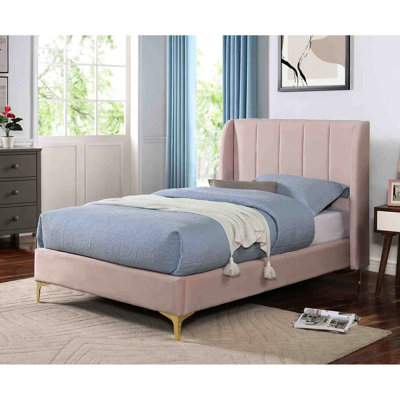 Lit simple de style contemporain avec tête de lit à oreilles rose, pieds en métal doré, revêtement en velours, structure entièrement rembourrée rose