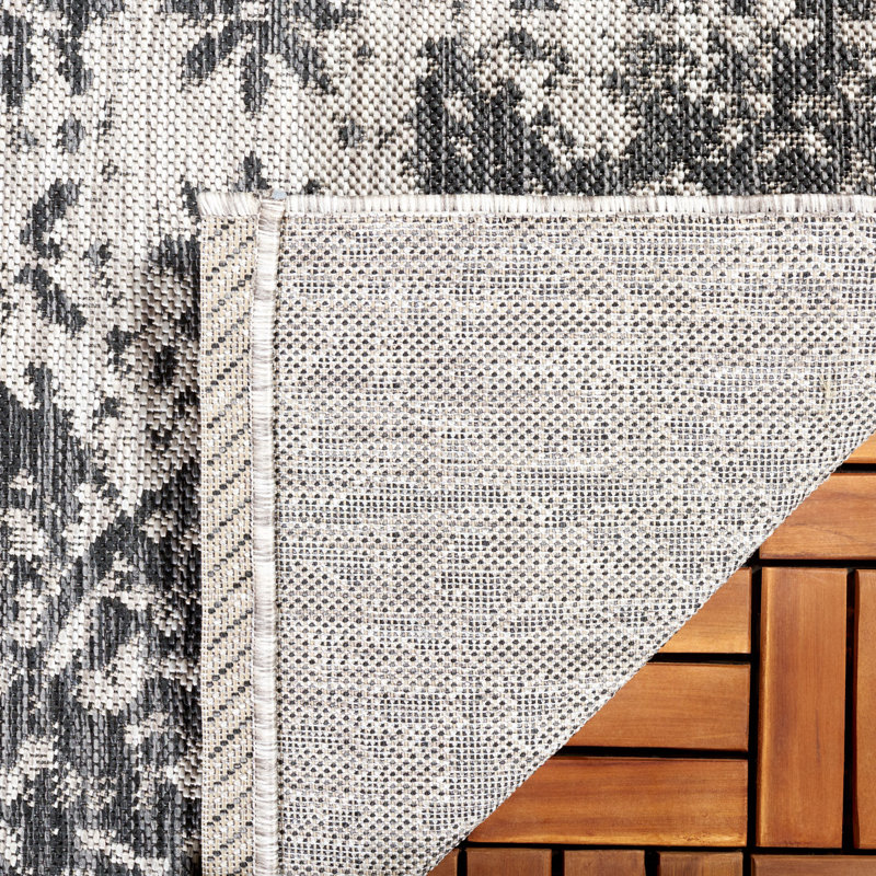 Tapis d'intérieur / extérieur à motif floral Courtyard Performance, Rectangle 6 pi 7 po x 9 pi 6 po