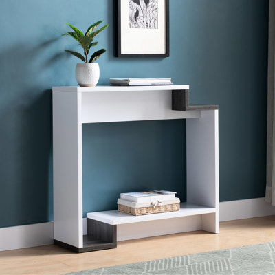 Console contemporaine blanche et grise, deux étagères ouvertes, structure à plusieurs niveaux, idéale pour les petites pièces. Ses éléments gris et ses détails raffinés décorent les petits espaces de divertissement.
