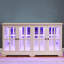 Vitrine blanche antique avec tablettes réglables et fabrication stable de style vintage