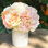 Agencement floral en soie mélangée pivoines et roses et maîtresses en vase