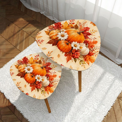 Ensemble de 2 tables basses gigognes triangulaires modernes, motif citrouilles et fleurs colorées d'automne, style milieu du siècle, idéales comme table d'appoint ou petite table de chevet pour salon, chambre, appartement ou décoration intérieure.