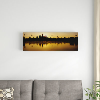 «Silhouette of a temple at sunrise, Angkor Wat, Cambodge», reproduction de photo sur toile tendue