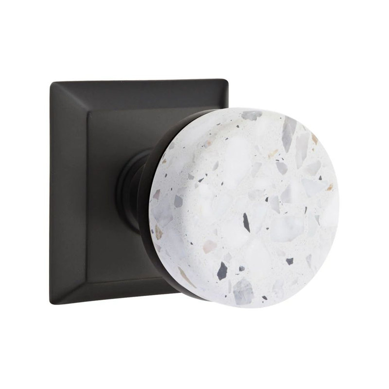 Mortaise intérieure Emtek Select avec rosette Quincy et tige conique, bouton Terrazzo clair (droite), Dos plat
