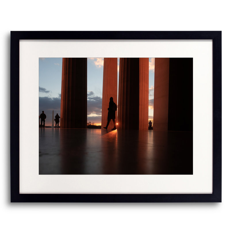 «Lincoln Memorial Columns» par Angela Pan, H 17,2 po x l 21,2 po, Papier avec cadre noir