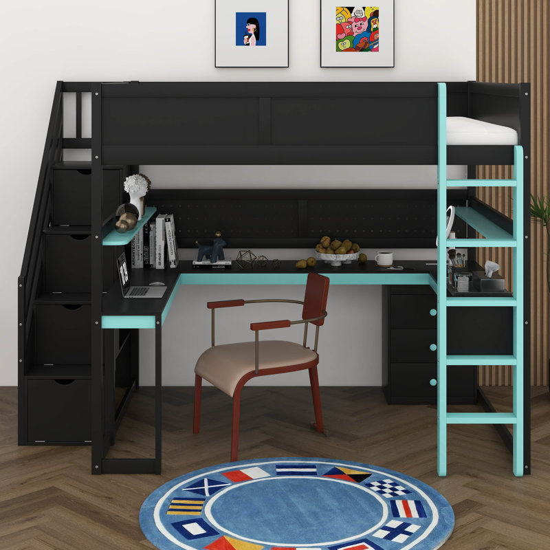 Lit mezzanine pleine grandeur avec bureau et panneau perforé, structure de lit de jeu en bois avec escalier de rangement et tablettes ouvertes