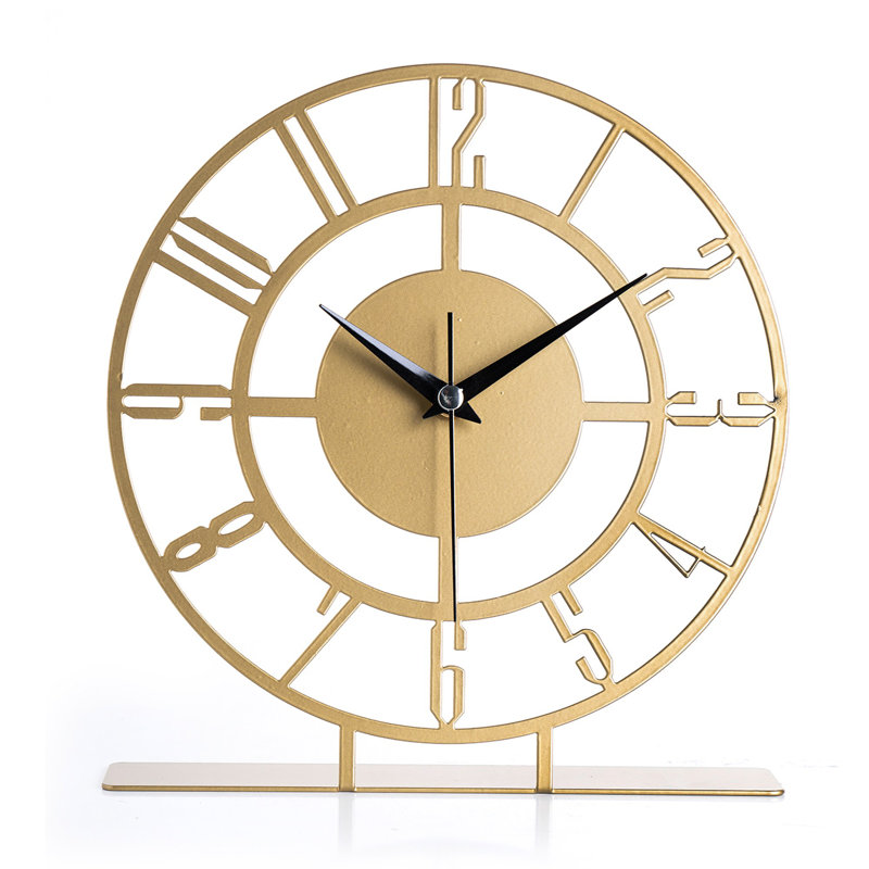 Horloge décorative élégante en or Becknell, 9,8 po de diamètre | Fabrication 100% métal, épaisseur: 0,06 po | Mécanisme silencieux, nécessite 1 pile AA (non incluse) | Parfait pour la décoration intérieure et les espaces de bureau, conception intemporelle
