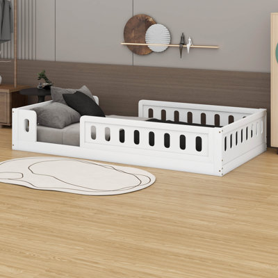 Lit plateforme simple avec garde-corps et base de lit en bois