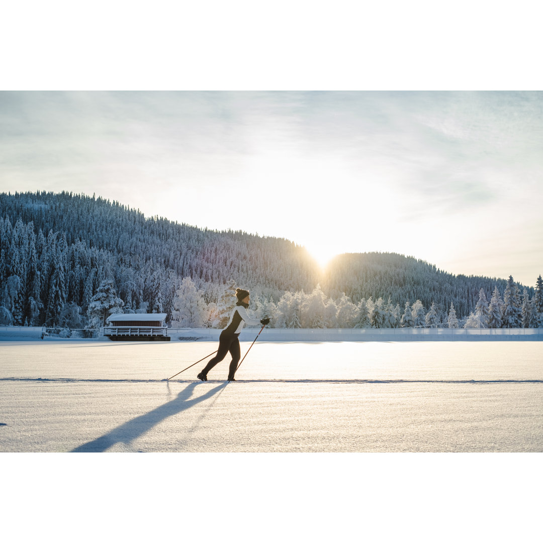 Frau beim Skilanglauf in Norwegen