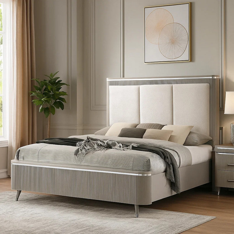 Grand lit Gema, revêtement cannelé, ligne argentée Reeded, gris clair