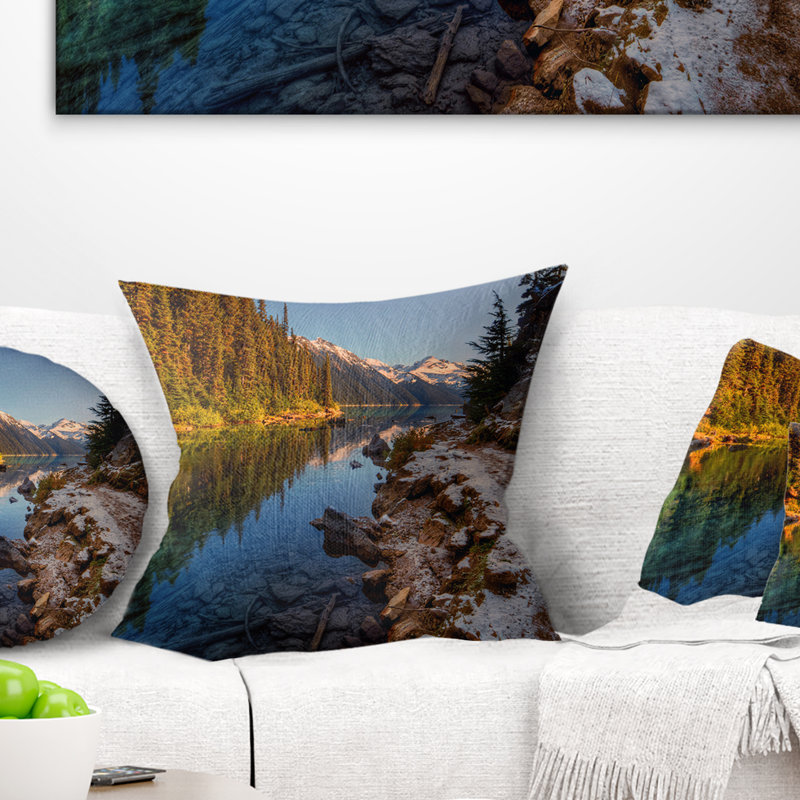 Coussin Placid Lake entre les montagnes, 18 po x 18 po, Coussin décoratif