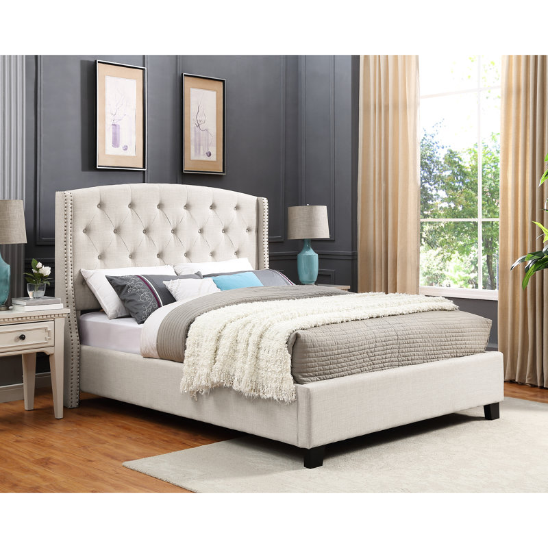 Grand lit tapissier avec capitonnage à boutons beige