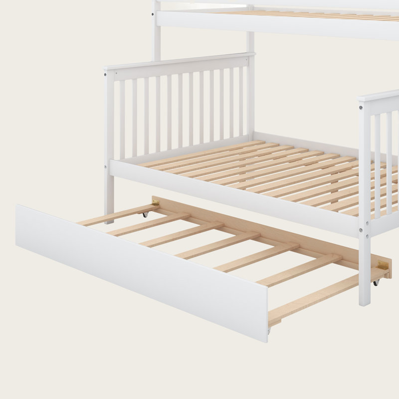 Lit superposé simple au-dessus d'un lit double avec lit gigogne et escalier, structure en bois massif avec tablettes de rangement, conception peu encombrante