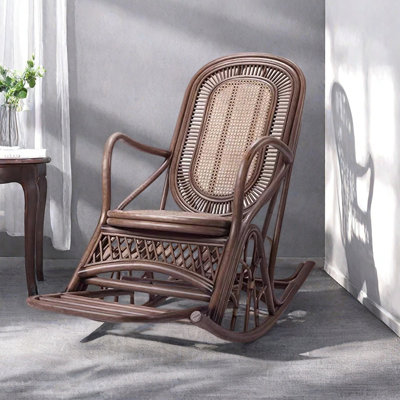 Chaise berçante tissée en rotin