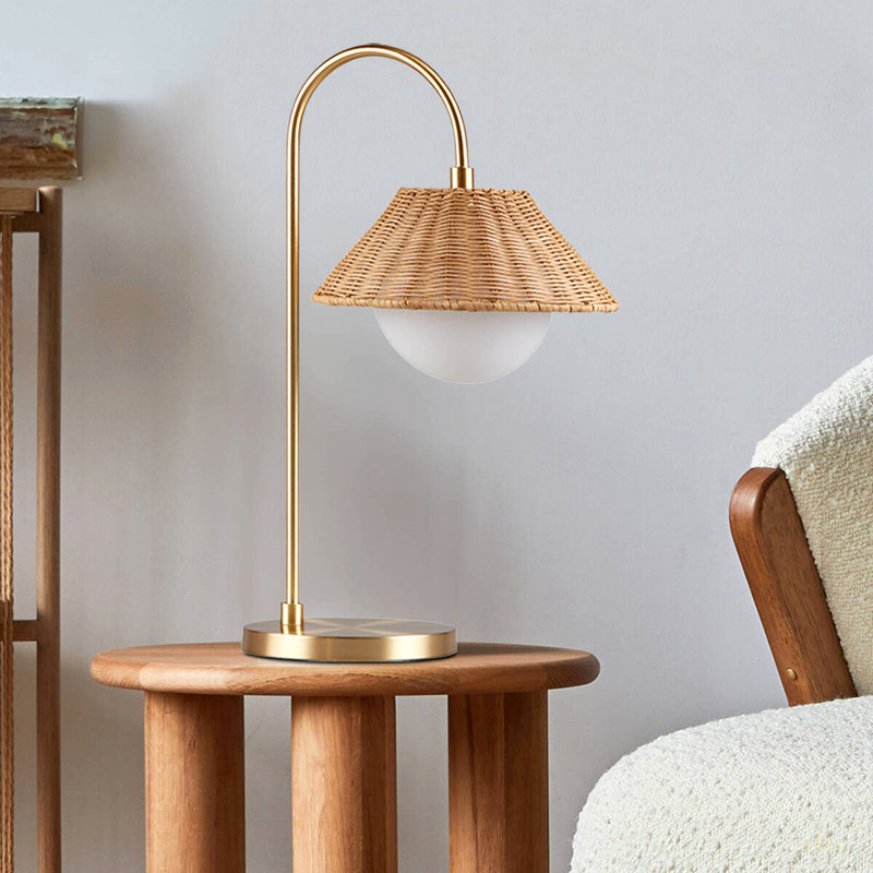 Lampe de table en rotin tissé à abat-jour doré / naturel
