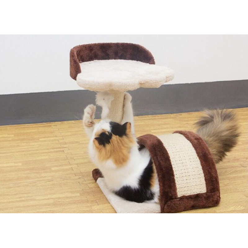 Arbre à chat avec plume de chat