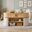 Table basse ovale avec tablettes ouvertes, rangement caché à lattes et 4 tabourets courbés rembourrés