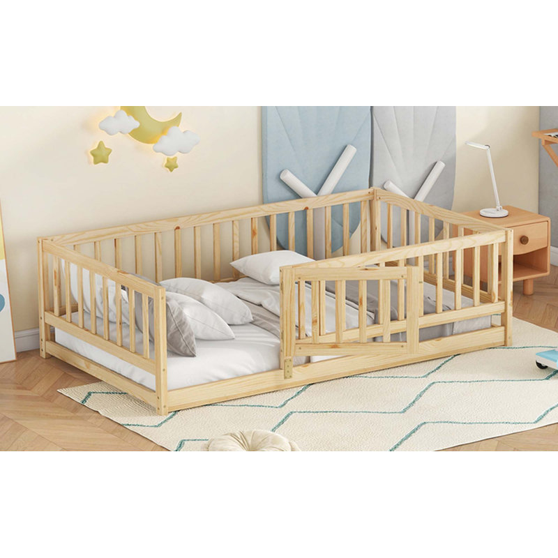 Lit de sol en bois avec lattes, clôture et porte pour enfants Montessori, Twin, Oak