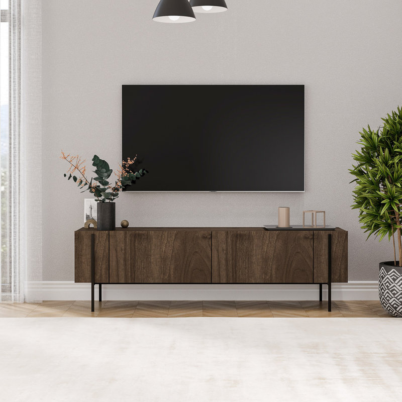 Meuble télé moderne en noyer de 63,0 po x 17,9 po x 12,4 po | 100% panneau de particules enduit de mélamine, épaisseur: 0,7 pouce | Design industriel élégant avec pieds de 16,0 po de hauteur | Parfait pour le salon et les espaces de divertissement