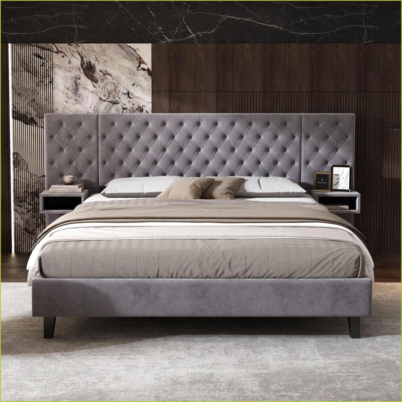 Très grand lit plateforme en velours avec 2 tables de chevet sans sommier gris pour la chambre principale