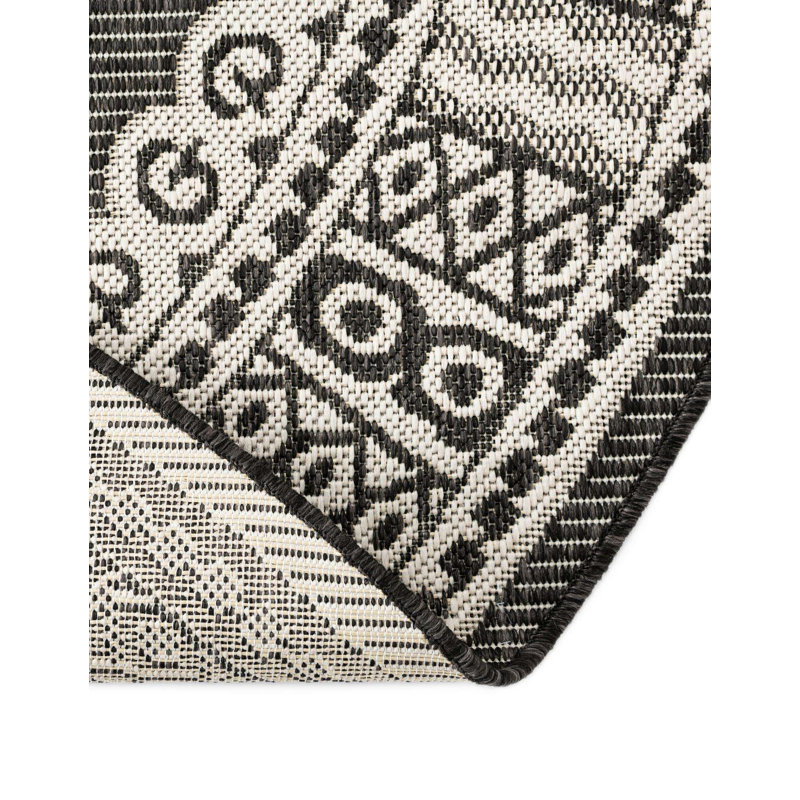 Indoor/Outdoor Traditional Area Rug, Round 7'10"