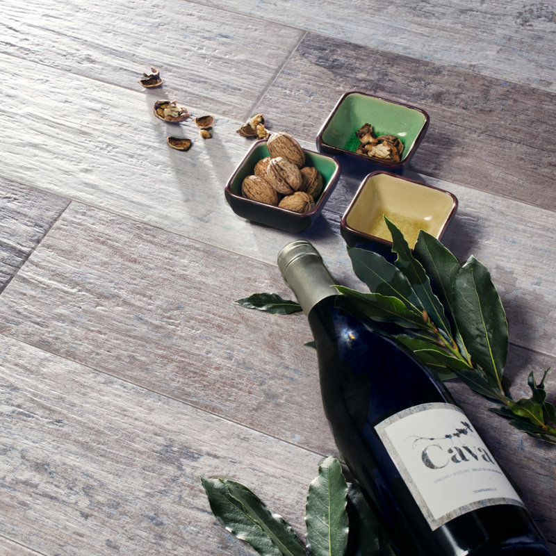 Carreau de sol et mural en porcelaine d'aspect bois 6 po x 32 po Cava, Fino