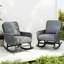 Chaise berçante grise élégante avec assise en fer spacieuse et confortable pour les coussins d'extérieur