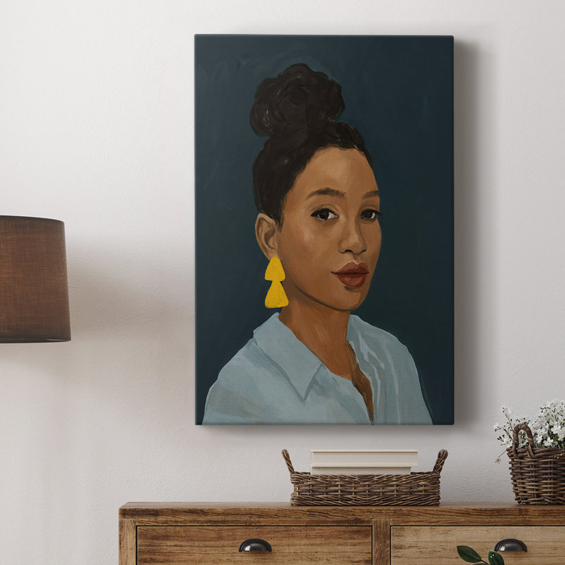 Personnage dans une boucle d'oreille jaune - galerie Cavas sur mesure, H 27 po x l 18 po
