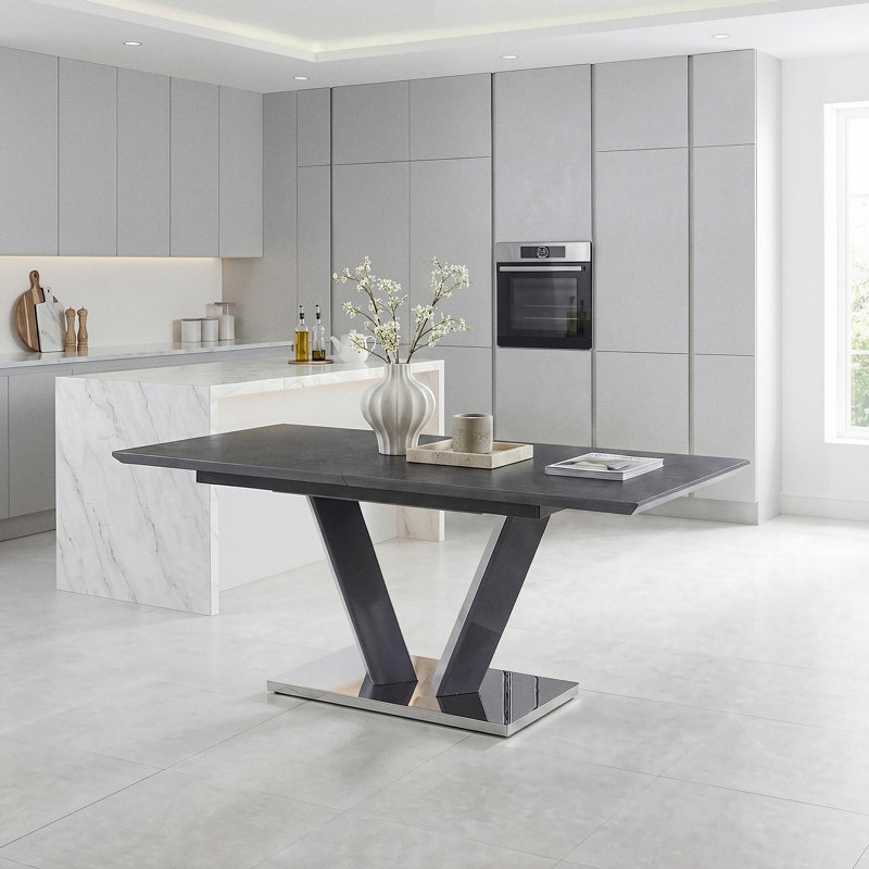 Table de salle à manger rectangulaire extensible Speece 63 po, de style moderne et contemporain, en pierre frittée, avec rallonge papillon intégrée, support en V et plaque de base chromée, 6 couverts, fini noir