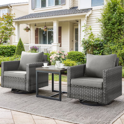 Table basse et chaises d'appoint en osier pivotant avec coussins en oléfine de 4 po Naresa