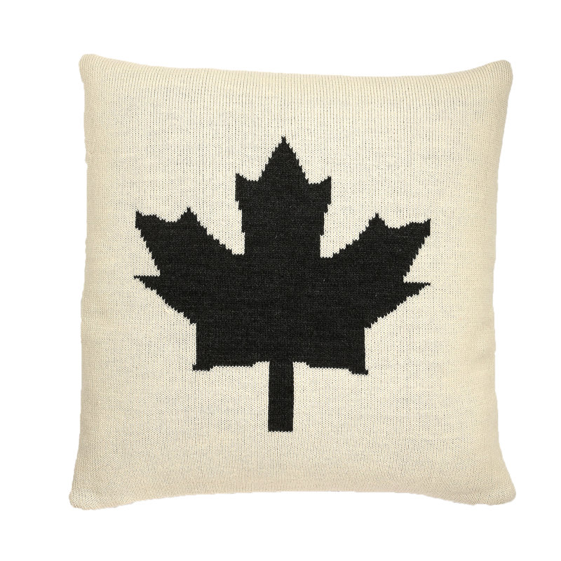 Coussin décoratif feuille d'érable tricotée O Canada, 18 po x 18 po, Gris foncé / Crème, Polyester/ Bourre en polyester