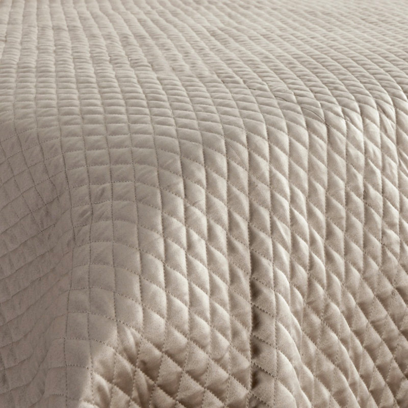 Diamond 3-Piece Sateen Fabric Quilt Set